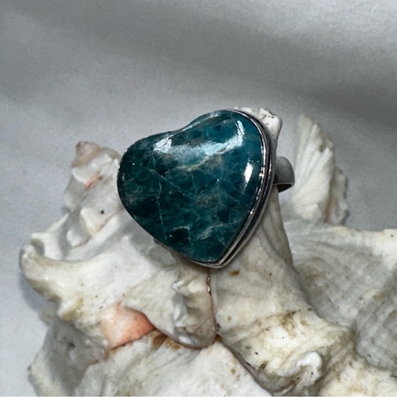 Artisan crafted Apatit gemstone heart vintage ring - Picture 5 of 11